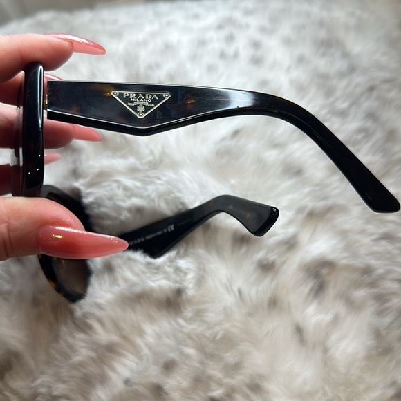 Prada Sunglasses EUC OBO They need a 🆕 🏠! - Picture 5 of 7
